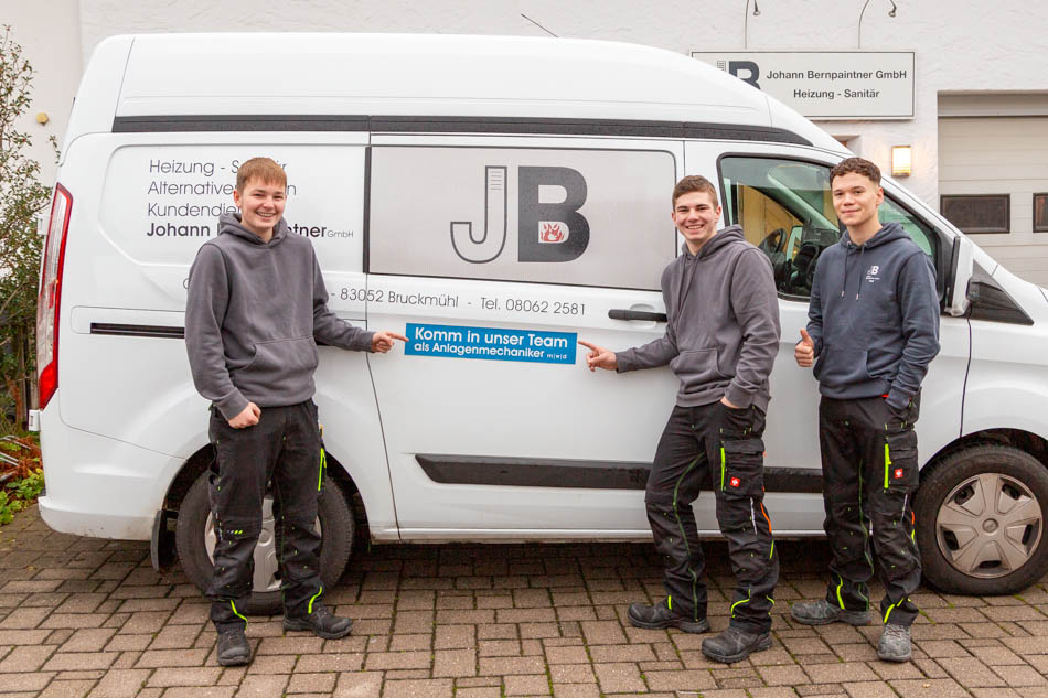 Auszubildende der Johann Bernpaintern GmbH Heizung & Sanitär aus Bruckmühl Auszubildende der Johann Bernpaintern GmbH Heizung & Sanitär aus Bruckmühl